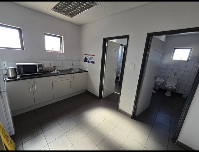 997M² WAREHOUSE TO LET IN JET PARK